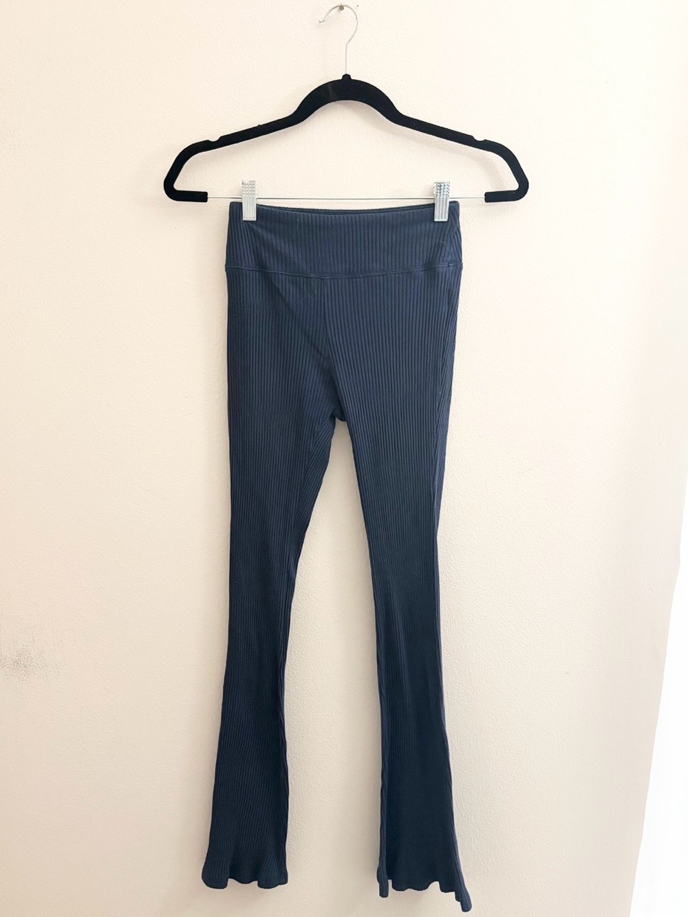 5/$15 🩷 MUST BUNDLE SO Navy Ribbed Flared Leggings